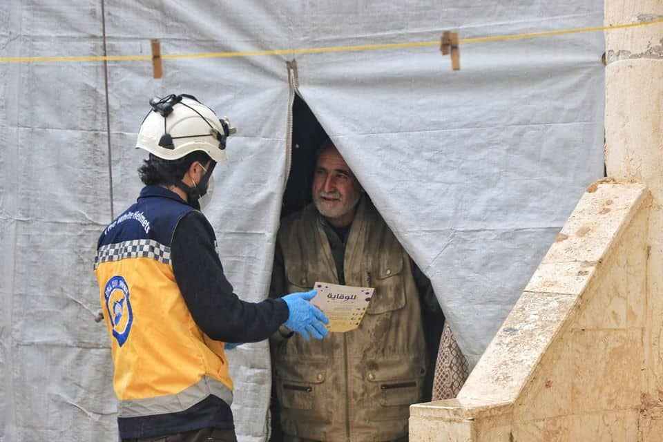 Beyaz Baretliler İdlib halkını koronavirüse karşı bilinçlendiriyor