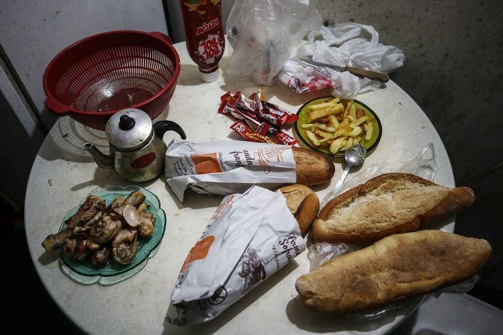 <p>Türkiye'ye çalışmak için 2015'te gelen Salman, Kovid-19 salgını öncesine kadar seyyar satıcılık yaparak geçimini sağladı. </p>