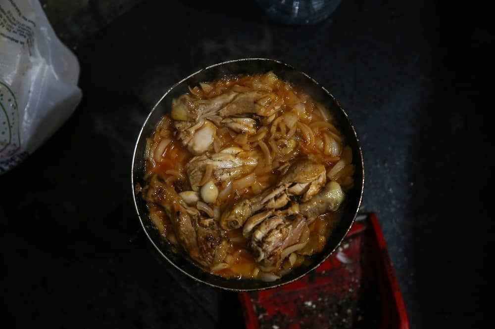 <p>Salgın nedeniyle iş yapamayan ve para kazanamayan Salman, 3 kardeşi ve 3 yakın akrabasıyla paylaştığı 1600 lira kira verdikleri Laleli'deki tek göz odada, ayakta kalmaya çalışıyor.</p>