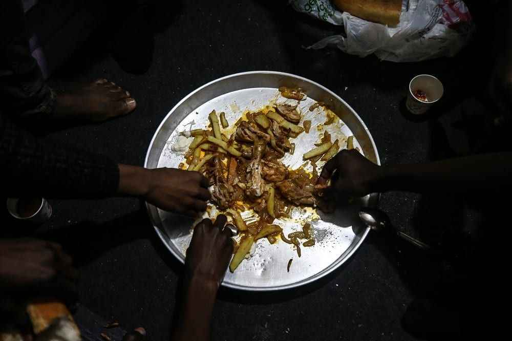 <p>Vatanlarından uzakta yaşadıkları tüm olumsuzluklara rağmen oruç tutmayı aksatmayan Salman ve akrabaları Laleli'deki odada iftar yapmaya çalışıyor. </p>