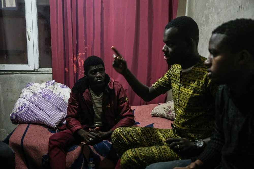 <p> Yer sofrasında iftar saatinin gelmesini bekleyen Salman, kardeşleri ve akrabaları, hurma ile oruçlarını açtı, sonra yemeklerini yedi.</p>