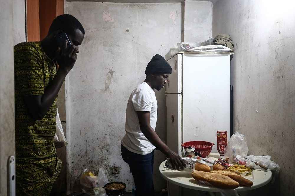 <p>Senegalli Selman, daha önce birkaç kez Yunanistan'a geçmeyi denediğini, her defasında bu ülkeden geri gönderildiğini ifade etti. Son olarak geçen aylarda bir kez daha kardeşiyle Avrupa'ya gitmeye çalıştığını anlatan Salman, yine başarılı olamadıklarını dile getirdi.</p>