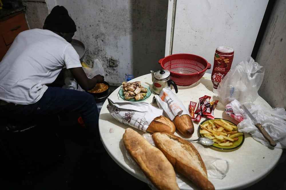 <p>Salman, oturum izni sıkıntısı olmasa İstanbul'da yaşamak istediğini söylerken, "Hollanda'da bir kardeşimiz daha var. Türkiye'de şartlar böyle devam ederse onun yanına gitmek de benim için bir seçenek." dedi.</p>