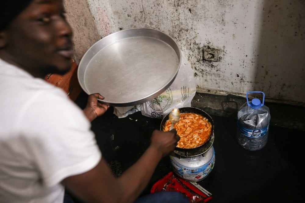 <p>Kovid-19 salgınından etkilendiklerini anlatan Salman, "Seyyar satıcılık yapıyorduk, pandemi nedeniyle işler durdu. Sivil inisiyatifler olmasa aç kalırız. Kendimizi korumak için dışarıya çıkmıyoruz." diye konuştu.</p>