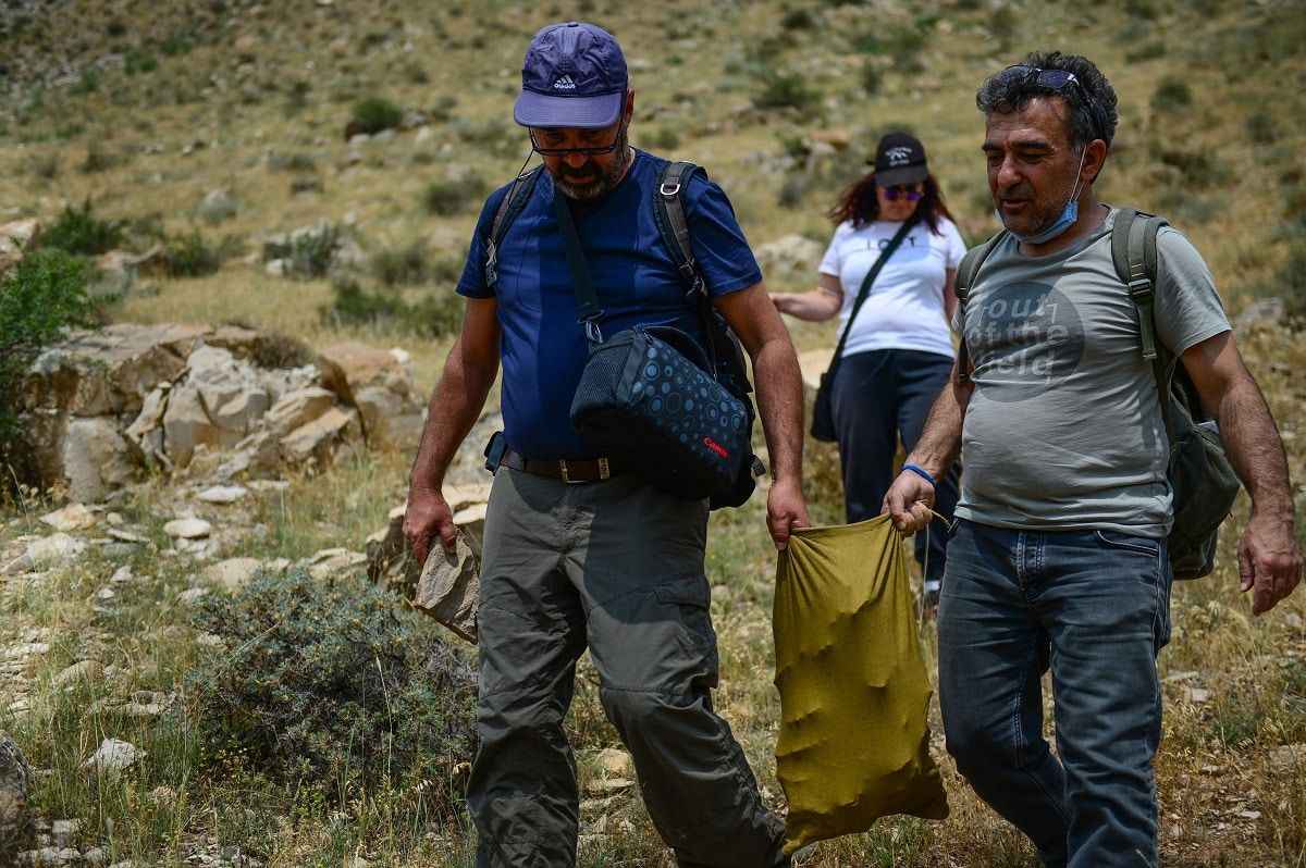 <p>Kayalıklardaki bitki örneklerini inceleyen akademisyenler, aralarında sıcak ve deniz kenarında yetişen palmiye yapraklarının da olduğu bu fosillerin hangi bitkilere ait olduğunu tespit etmek için çalışma başlattı. </p>