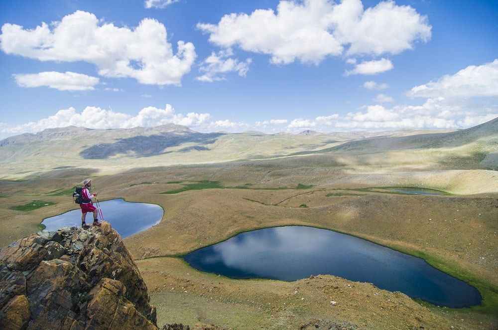 <p>Munzur Vadisi Milli Parkı, Munzur Gözeleri, Kırkmerdiven Şelaleleri ve Harami Deresi'nin bulunduğu 1500 rakımlı Ovacık ilçesi, zengin florası, endemik türleri ve yaban hayatı varlığıyla ziyaretçilerine eşsiz güzellikler sunuyor.</p>
