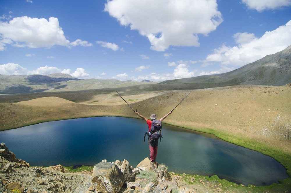 <p>İlçedeki Mercan Dağları'nda yer alan Katır Gölleri de özellikle yaz aylarında çevresinde bulunan yemyeşil çayırlar, rengarenk çiçekler ve masmavi görünümleriyle doğa tutkunlarının ilgisini çekiyor.</p>