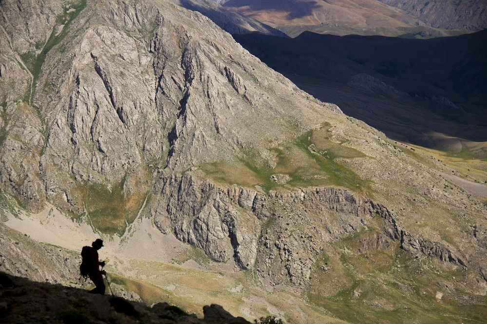 <p>Günübirlik geziler ile ya da kamp kurmak için Katır Göllerine gitmeyi tercih eden doğa tutkunları, ilçe merkezinden araçla yola çıkarak önce Şahverdi köyüne varıyor.</p>
