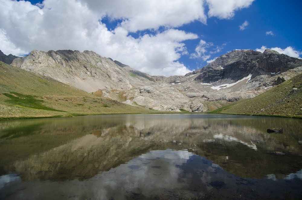 <p>Köyde kısa bir mola verdikten sonra Mercan Dağlarına doğru yolculuğa çıkan doğa tutkunları, yaklaşık 4 saatlik zorlu ve yorucu bir tırmanış sonunda, 5 farklı gölden oluşan Katır Göllerine ulaşıyor.</p>