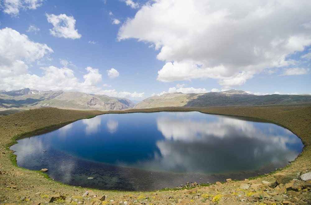 <p>Çevresi yemyeşil çayırlarla kaplı gölleri gezip, şehrin stresi ve kargaşasından uzakta doğayla iç içe vakit geçiren doğa tutkunları, bazı zamanlarda da su sıcaklığı 10 ile 20 derece arasında değişen buzul göllerde yüzerek serinliyor.</p>