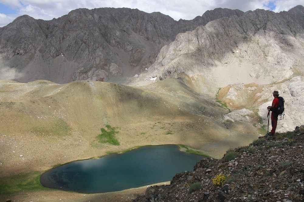 <p>Doğa harikası göllerde doyasıya vakit geçiren ziyaretçiler, dönüş yolunda da 5 gölü kuş bakışı görmek için seyir terası tarzındaki bir dağa çıkarak buradan tüm gölleri aynı kadrajda fotoğraflama imkanı yakalıyor.</p>