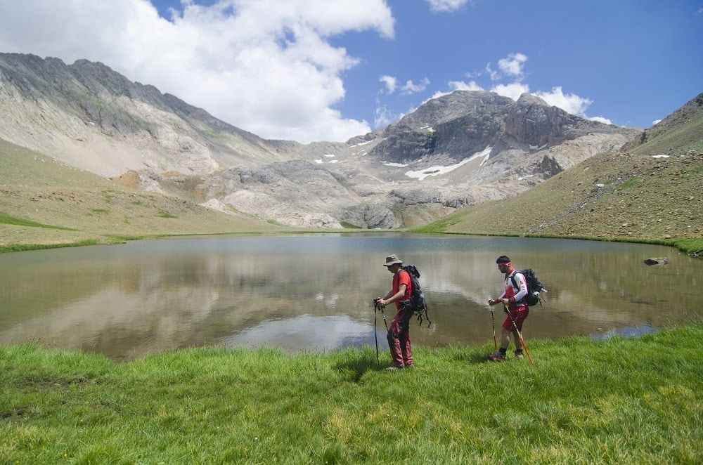 <p>"3 yıl önce yine bu topraklara gelmiştik ve o zaman çok yağmur yağdığı için doğayı gezme fırsatımız olmamıştı. Onun için şimdi Munzur ve Mercan dağlarındaki vadileri ve gölleri keşfetmeye geldik. Buranın müthiş bir coğrafyası var ama yaşanan bazı olaylardan dolayı biraz atıl kalmış ve bu yüzden insanların gelmediği keşfetmediği bir yer olmuş."</p>