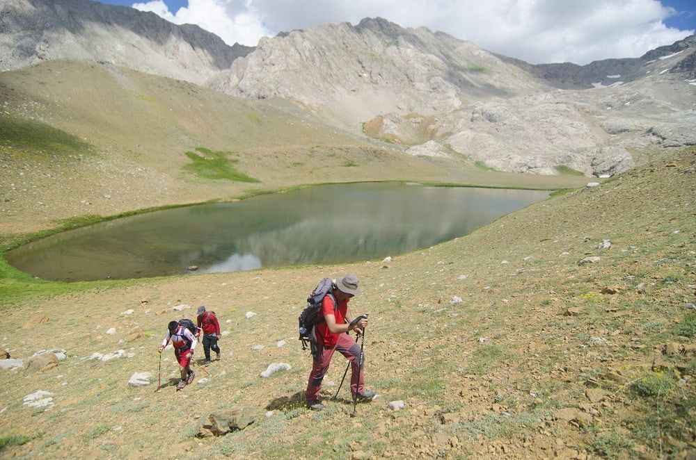 <div id="icerikDiv_43799761" class="iliskiIcerik ltr">
<p>Demirel, Ovacık'ın da Kaçkarlar ve Aladağlar kadar güzel bir yer olduğunu ifade ederek "Buranın coğrafyası çok özgün bir coğrafya. Buzul gölleriyle, dağlarıyla, vadileriyle ve burada yaşayan insanlarıyla mutlaka görülmesi gezilmesi gereken Türkiye'nin en önemli coğrafyalarından biri. Katır Gölleri de 5 farklı gölden oluşuyor. Bizlerde o gölleri görmek için yüksek bir dağın zirvesine çıkıp göz alıcı fotoğraflar çektik." diye konuştu.</p>
</div>
<div id="parentdivEtiket_43799761" class="data_tags">
<div id="splitteryayin_callbackhaberdetay_HaberDetayGoster_dListIliski_divEtiket_1" class="ltr"> </div>
</div>