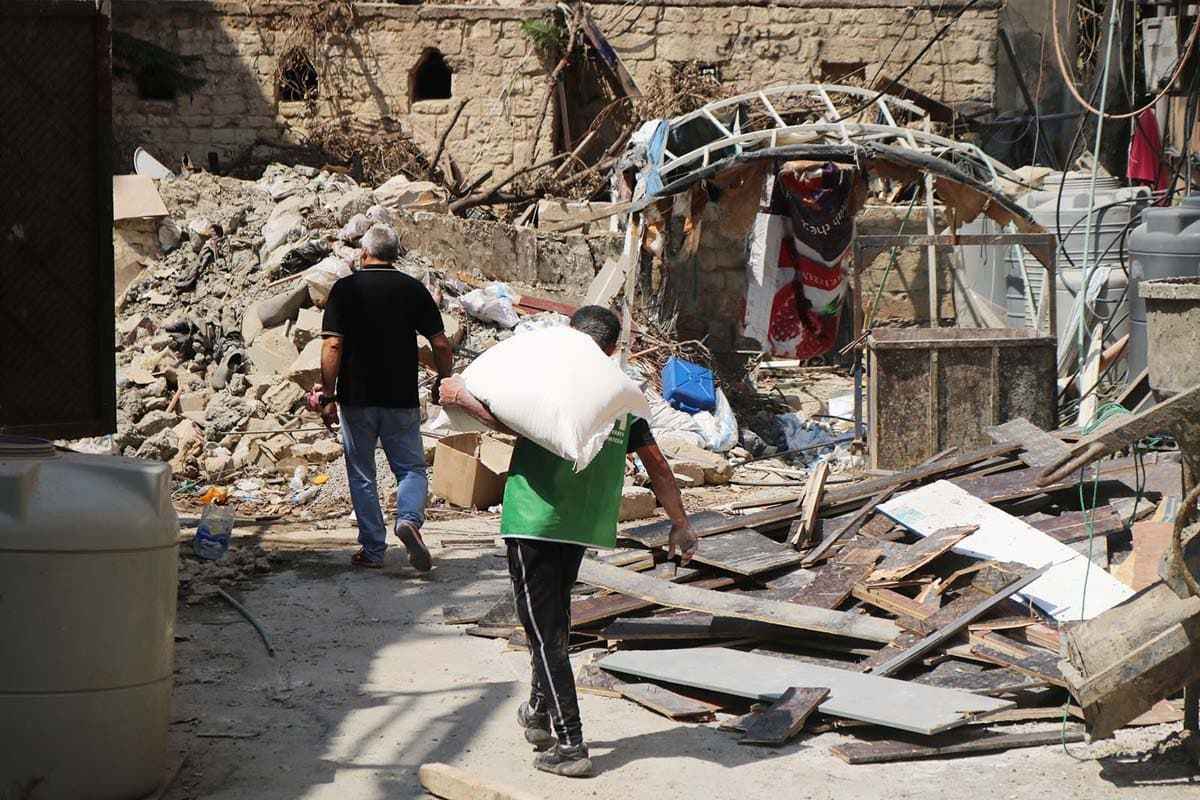 <p>Patlamanın yaşandığı ilk günden itibaren yardım faaliyetlerini Beyrut’ta devam eden İHH İnsani Yardım Vakfı, bin 314 aileye (25'şer kg) un dağıtımı gerçekleştirdi. </p>