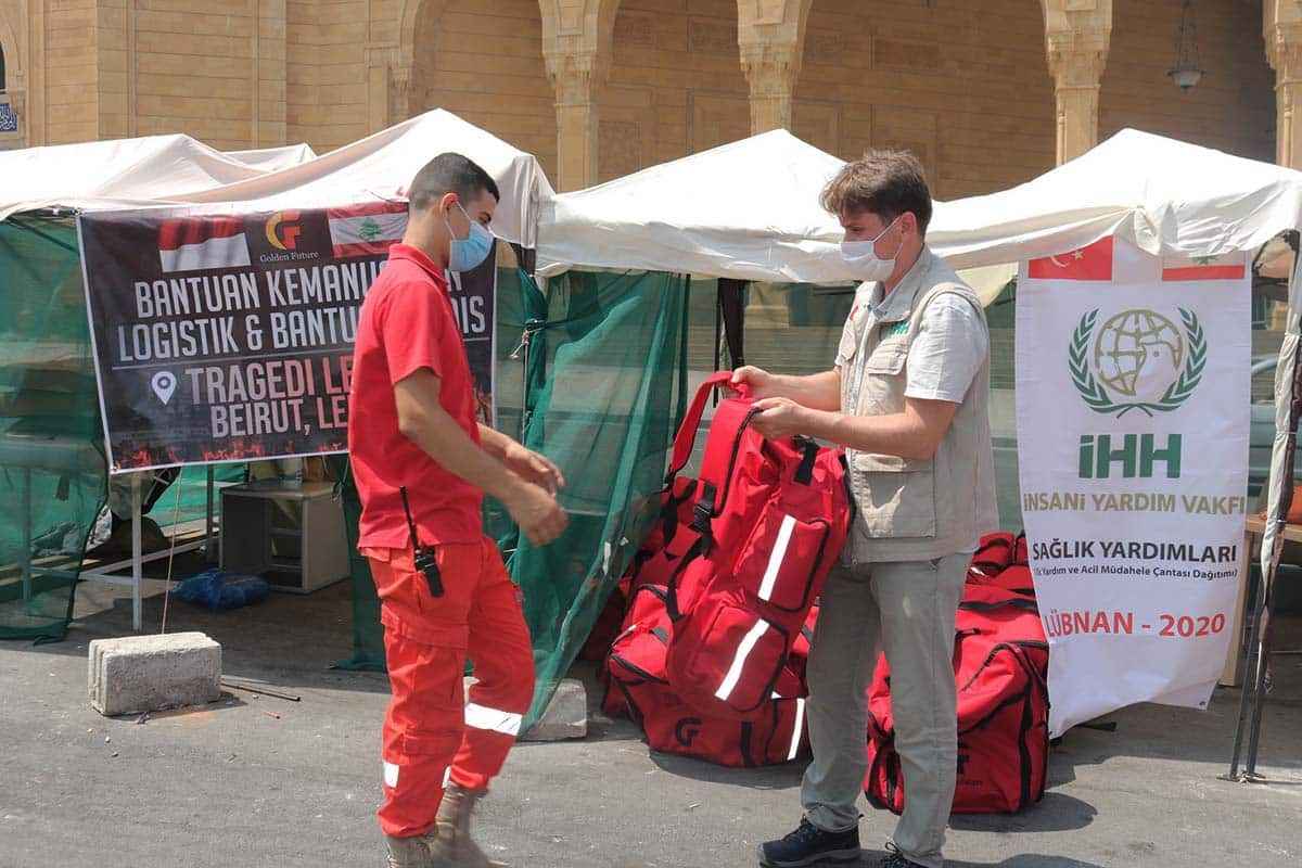 <p>
  <strong>EVLER DE ONARILIYOR</strong>
</p>
<p>Ayrıca 2 bin 613 kişiye sıcak yemek, bin 514 aileye gıda kumanyası, 200 adet hijyen paketi dağıtımı devam ediyor. Patlamada hasar gören evlerin onarım çalışmaları da devam ediyor. Yapılan yardımlardan şu ana kadar 30 bin kişi istifade etti.</p>