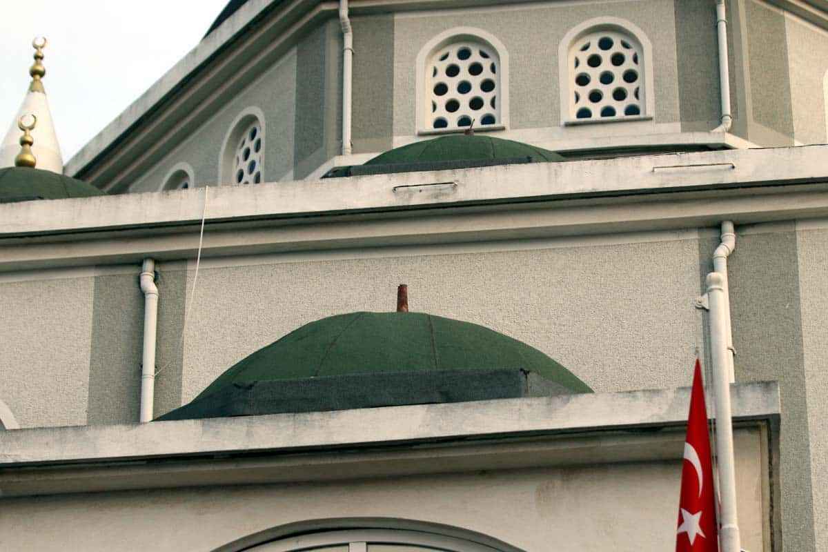 Hırsızlar 3 kez girdi: Kırklareli'nde caminin alemleri çalındı