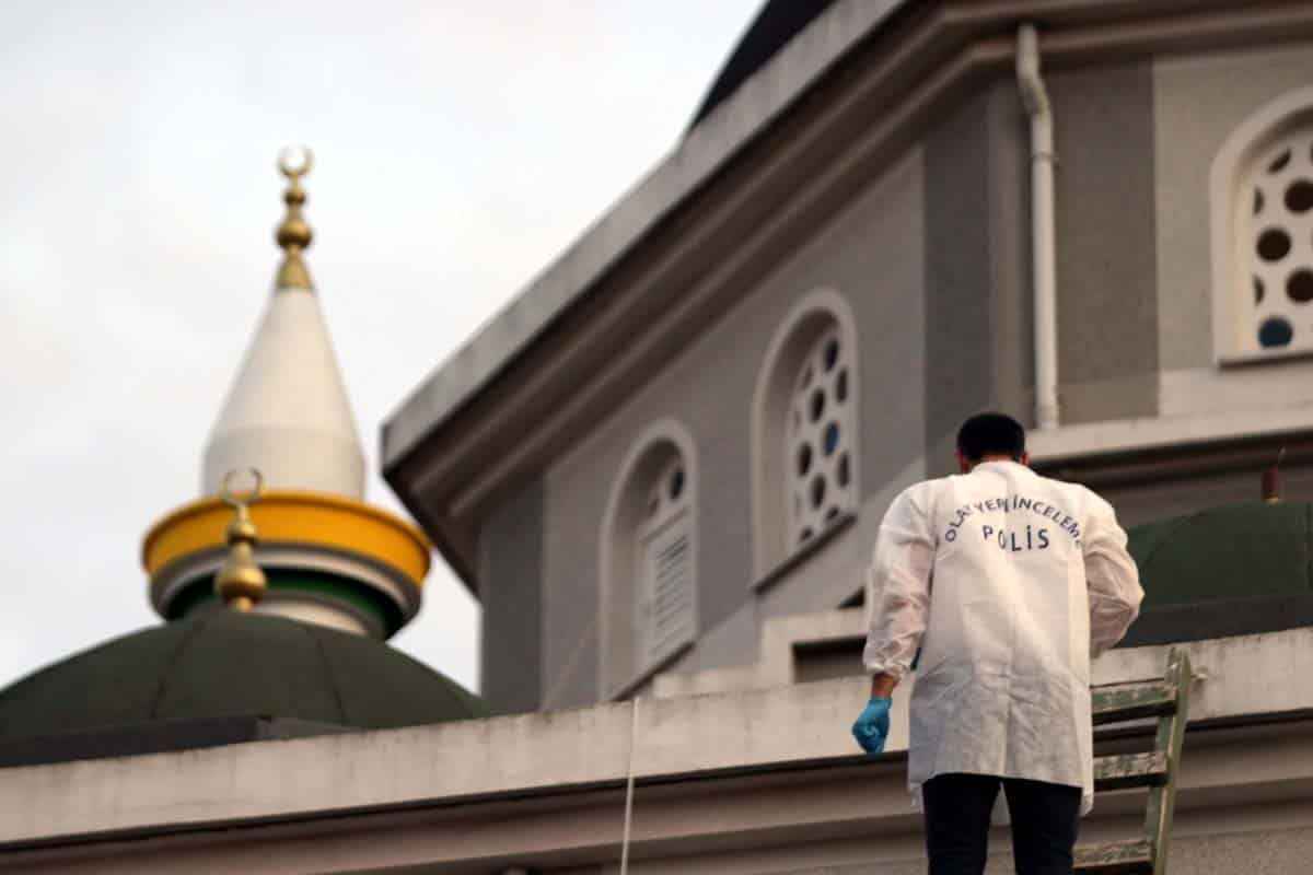 Hırsızlar 3 kez girdi: Kırklareli'nde caminin alemleri çalındı