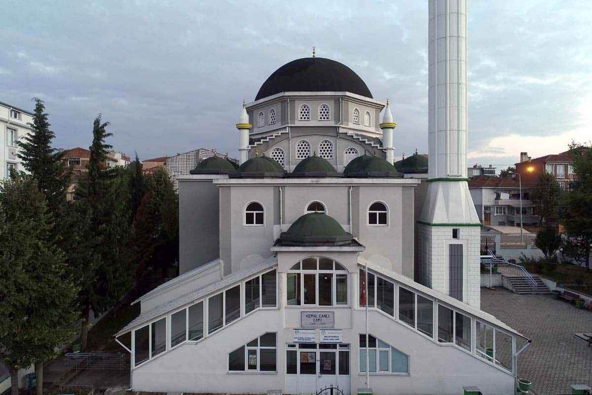 Hırsızlar 3 kez girdi: Kırklareli'nde caminin alemleri çalındı