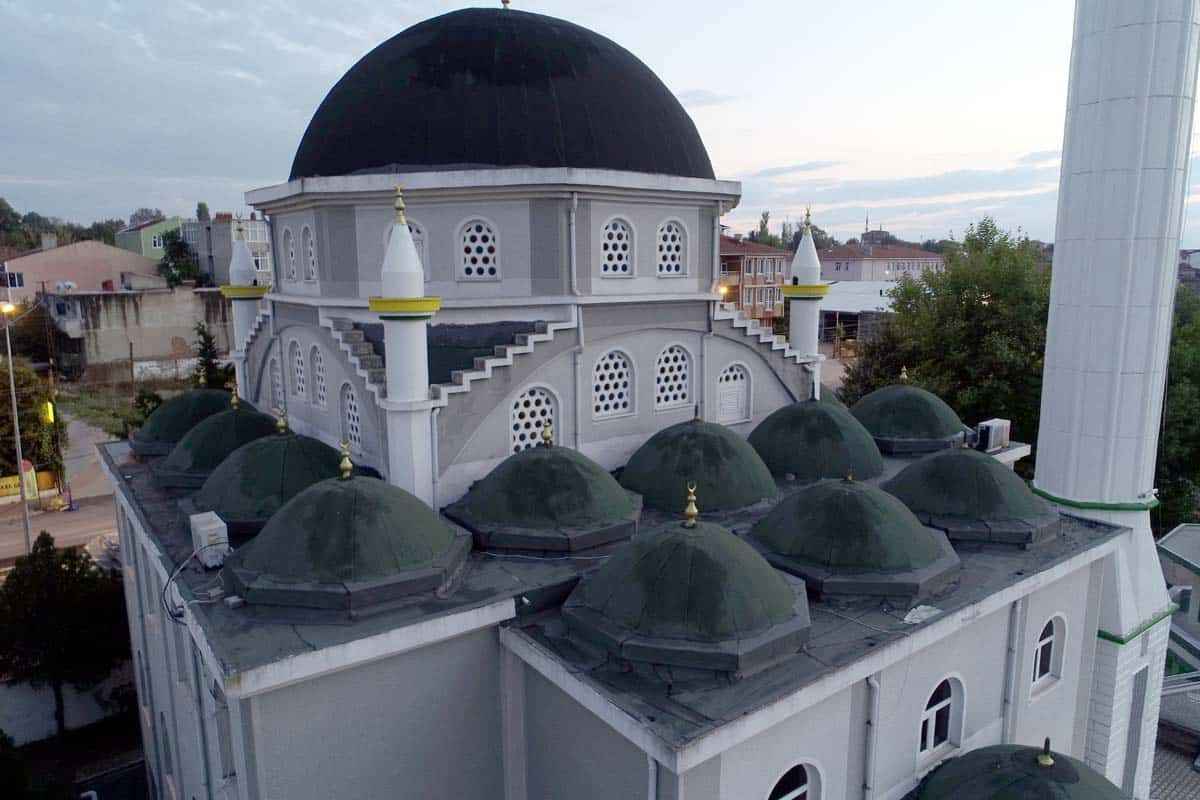 Hırsızlar 3 kez girdi: Kırklareli'nde caminin alemleri çalındı