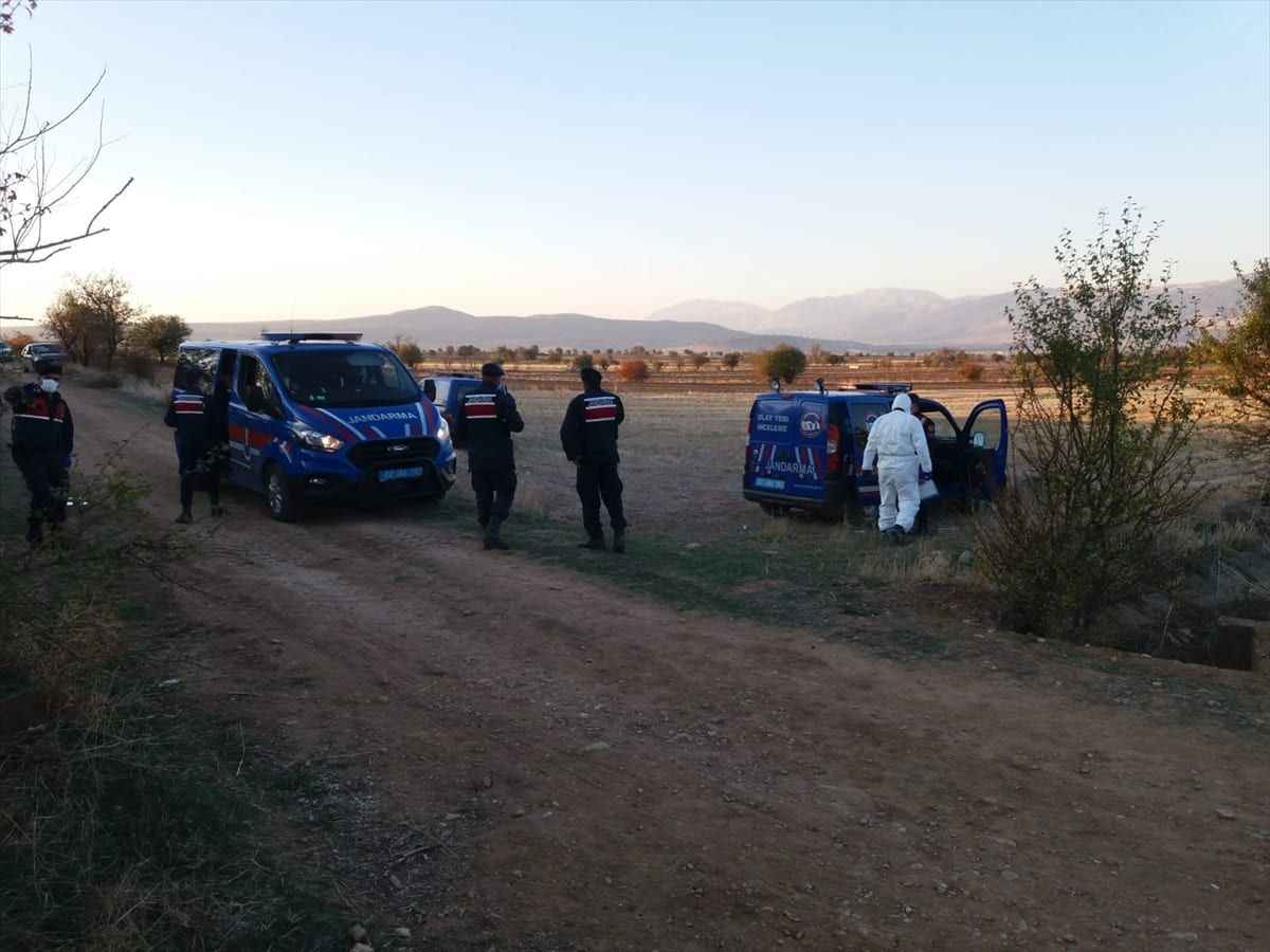 <p>
  <strong>MÜGE ANLI CANLI İZLE 11 KASIM ÇARŞAMBA! ATV VE YOUTUBE İLE MÜGE ANLI KESİNTİSİZ İZLE!</strong>
</p>
<p>
  <strong>
    <a href="https://www.atv.com.tr/webtv/canli-yayin" target="_blank" rel="nofollow noopener">Müge Anlı bugünkü programı canlı izle! </a>
    <a href="https://www.dirilispostasi.com/haberleri/atv">ATV</a>
  </strong>
</p>
<p>
  <strong>
    <a href="https://www.dirilispostasi.com/muge-anli/trends.google.com/trends/explore?q=gelinim%20mutfakta%20bug%C3%BCn%20%C3%A7eyre%C4%9Fi%20kim%20ald%C4%B1&amp;date=now%201-H&amp;geo=TR" target="_blank" rel="nofollow noopener">Müge Anlı 10 Kasım Salı programı izle! YouTube</a>
  </strong>
</p>
<p><strong>A</strong>fyonkarahisar Dinar’a bağlı Pınarlar Mahallesinde 26 Ekim günü esrarengiz bir şekilde kaybolan Cevdet Uysal (66) ve Zeliha Uysal (611) çiftini bulmak için Jandarma ekipleri bölgeyi didik didik arıyor. Çiftinin bulunması için dalgıç polisler tarafından gölette arama başlatıldı. Müge Anlı ekibi çiftin kaybolduğu mahalleye gitti. Çiftin evi köyün evin en sonunda olduğu hemen onun 5 adım yakınında şüphelenilen Denizli’de oturan Zeliha Uysal’ın kardeşi Bünyemin Altınay evinin bulunduğu öğrenildi. Diğer şüphe duyulan diğer kardeşi Kadir Altınay’ın ahırı bulunduğu öğrenildi.</p>