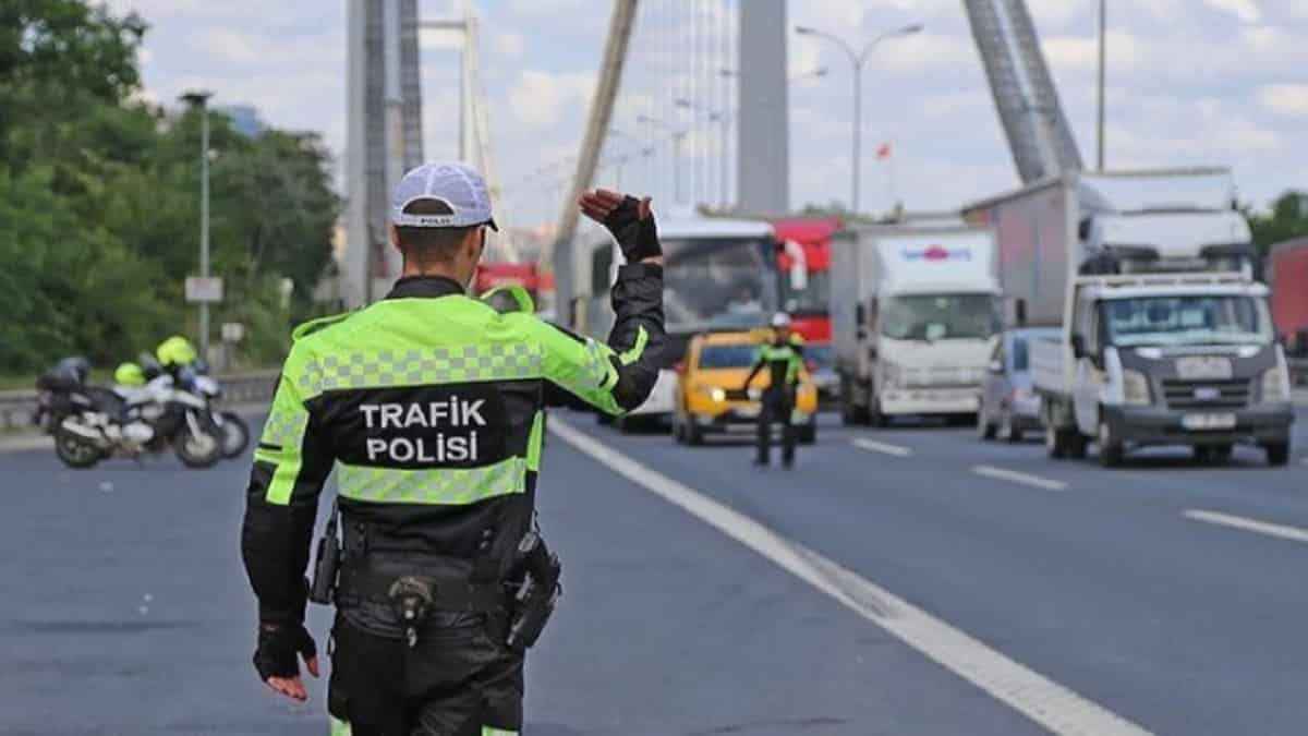 <h3>Bugün 15 Temmuz köprüsü saat kaçta açılacak? 11 Kasım İstanbul'da trafiğe kapalı yollar</h3>
<p> </p>
<p>13-14-15 Kasım'da yapılacak Formula 1 yarışlarının tanıtım çekimleri nedeniyle 11 Kasım Çarşamba günü,15 Temmuz Şehitler Köprüsü ve bazı yollar trafiğe kapatılıyor.</p>
<p>15 Temmuz Şehitler Köprüsü 11 Kasım Çarşamba günü saat 13,45 ,le 16,00 arasında trafiğe kapalı olacak. Belirlenen zaman diliminde ulaşım alternatif güzergahlar üzerinden gerçekleştirilecek.</p>
<p>Çekim yapılacak bölgelerde seyreden bazı İETT hatları da alternatif güzergahlara yönlendirilecek.</p>
<p>İstanbul’da 13-14-15 Kasım tarihlerinde düzenlenecek Formula 1 yarışları için Valilik kararı gereğince tanıtım çekimleri yapılacak.</p>
<p>9-10-11 Kasım günlerinde İstanbul’un çeşitli noktalarında yapılacak çekimler nedeniyle bazı yollar da belirli sürelerle trafiğe kapatılacak.</p>