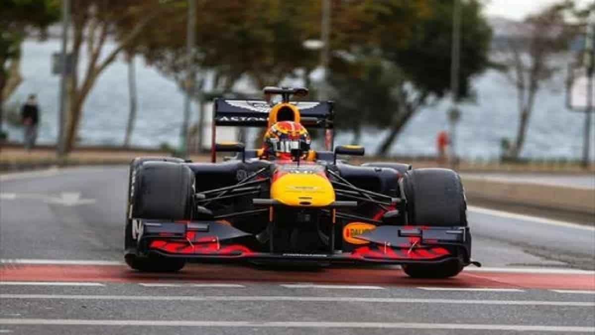 <p>11 Kasım 2020 günü, 15 Temmuz Şehitler Köprüsü saat 13:45 ile 16:00 arası ulaşıma kapalı olacak.</p>
<p>Alternatif güzergahlar ise şöyle:</p>
<p>-Güney Zincirlikuyu ayrımı (Güney O-1 Karayolundan 15 Temmuz Şehitler Köprüsü'ne gelen akım tamamen kesilerek Büyükdere – Balmumcu/Levent-Sarıyer ayrımına yönlendirilecektir.)<br/>-Kuzey Uzunçayır rampa kapama noktası (Akım Sabiha Gökçen ayrımlarından Çamlıca bağlantı yoluna verilecektir.)<br/>-Kuzey Çamlıca gişelerden geliş, Mimar Sinan Camii karşısı kapama noktası (Akım Ataşehir yan yola verilecektir.)<br/>-Kuzey Ataşehir yan yol Çamlıca gişelerden geliş istikameti kapama noktası (Yan yola verilen akım Ataşehir, Barbaros, Yeni Sahra ayrımına yönlendirilecektir.)<br/>-Kuzey TEM katılım kapama noktası (O-4 kuzey yoldan gelen akım 15 Temmuz Şehitler Köprüsü'ne verilmeyerek Ünalan ayrımlarına yönlendirilecek.)</p>
<p> </p>
<p>11 Kasım Üsküdar'da kapalı olan yollar:</p>
<p>-Kısıklı Caddesi, Altunizade Köprüsü üzerinden D 100 kuzey yola katılım<br/>-Mahir İz Caddesi, Altunizade Köprüsü üzeri D 100 kuzey yola katılım<br/>-Beylerbeyi Abdullahağa Cadddesi'nden 15 Temmuz Şehitler Köprüsü kuzeye katılım<br/>-Batı Ataşehir Kızıl Begonya sokaktan Kuzey Çevreyolu Rıdvan Dedeoğlu Viyadüğü istikametine katılım<br/>-Tophanelioğlu Caddesi D-100 kuzeye katılım, tünel girişi</p>
<p>
  <strong>Alternatif güzergahlar:</strong>
</p>
<p>-Fatih Sultan Mehmet Köprüsü<br/>-Yavuz Sultan Selim Köprüsü<br/>-Avrasya Tüneli<br/>-Nuhkuyusu Caddesi</p>