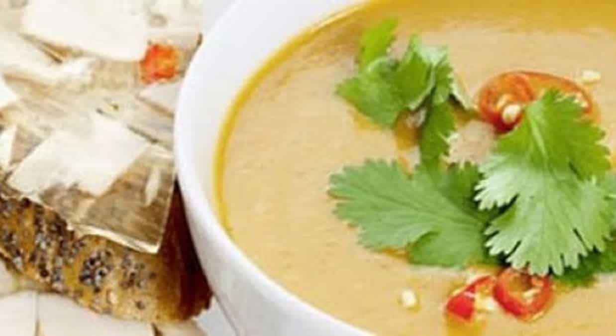 <h3>Hörre çorbası nasıl yapılır?</h3>
<p> </p>
<p>2 kaşık tereyağı ile un, kısık ateşte kokusu çıkıncaya kadar kavurulup 5 bardak su yavaş yavaş eklenir. Prüzsüz olması için karıştırarak kaynatılır ve 10 dakika kaynadıktan sonra ocaktan alınır. Kaynama sırasında tuz ve kararbiber eklenir.</p>
<p>Başka bir tavada yarım kaşık tereyağı ile salçası kavrulur. Az miktarda su ile sos inceltilir. Bu karışımı çorbanın üzerine gezdirdikten sonra, sıcak olarak servis yapılır.</p>
<p>Afiyet olsun!..</p>