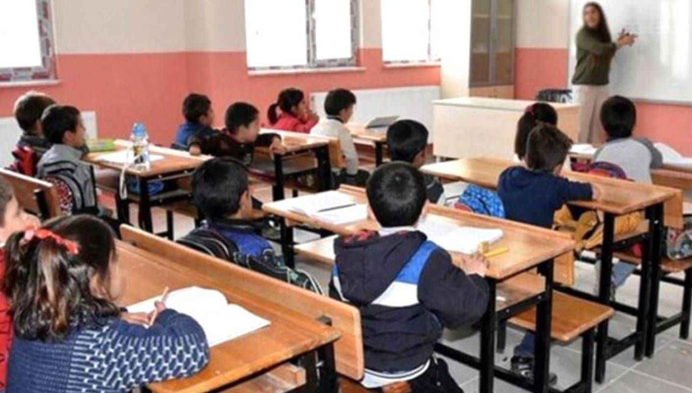 <p>
  <strong>OKULLAR YENİDEN KAPANACAK MI? BİLİM KURULU ÜYESİNDEN SON DAKİKA AÇIKLAMASI! YÜZ YÜZE EĞİTİM İPTAL Mİ OLACAK?</strong>
</p>
<p>Okulların kapatılıp kapatılmayacağı ile ilgili ne Sağlık Bakanlığı’ndan nede Milli Eğitim Bakanlığı tarafından resmi bir açıklama gelmedi. Konuyla alakalı yeni gelişmeleri Diriliş Postası’ndan takip edebilirsiniz.</p>