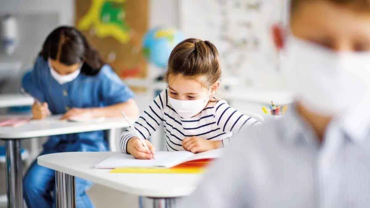 <p>
  <strong>6. 7. 10 ve 11. SINIFLARDA OKULLAR NE ZAMAN AÇILACAK? </strong>
</p>
<p>Milli Eğitim Bakanı Ziya Selçuk, düzenlediği basın toplantısında "23 Kasım'da 6, 7, 10 ve 12. sınıflar, 23 Kasım'da yüz yüze eğitime başlayacak doğru mudur?" yönündeki soruya şu şekilde yanıt verdi:"23 Kasım resmi bir açıklama değil... Daha önce de söyledik. Resmi açıklamalar dışındaki açıklamalara itibar etmeyin. Biz de okulların tümüyle açılmasını istiyoruz. Bahsi geçen tarihler bizim tarafımızdan yapılmadığı sürece dikkate alınmamasını istiyoruz"</p>