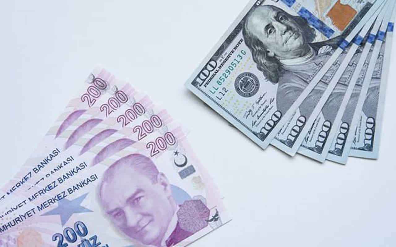 <p>
  <strong>DOLAR KURU ALIŞ VE SATIŞ BUGÜN NE KADAR, KAÇ TL?</strong>
</p>
<p>Sabahın erken saatlerinde yatay başlangıç yapan dolar/TL, BDDK'dan gelen yabancı banka swap limitlerini esnetme hamlesiyle birlikte 8,10 seviyelerinin altına indi. Saat 14:49 itibarıyla da 7,87 seviyesine kadar geriledi. Son düşüşte Cumhurbaşkanı Erdoğan'ın atacağı adımlarda TCMB'nin yanında olacaklarını açıklaması etkili oldu. Kur şu dakikalarda 7,96 seviyelerinde seyrediyor.</p>