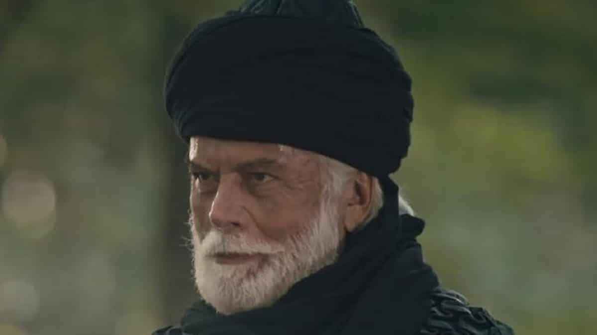 <h3>Ertuğrul Bey ne zaman ve nasıl öldü? Kuruluş Osman Ertuğrul Bey Tamer Yiğit diziden ayrılıyor mu?</h3>
<p> </p>
<p>Osman Bey'in babası Ertuğrul Gazi, yöneticiliği döneminde aşiretinin nüfusunun az olmasından dolayı barış merkezli, tedbirli ve ihtiyatlı bir siyaset izlemiştir.</p>
<p>Çevresinde bulunan Türkmen beylikleri ve Bizans (İnegöl-Karacahisar-Bilecik) tekfurlarıyla daima iyi geçinip onların durumlarını ve siyasi şartları gayet iyi değerlendirerek başında bulunduğu aşiretini ve idaresi altında yaşayanları sulh ve sükûn içinde yaşatmıştır.</p>
<p>Ertuğrul Gazi, idaresi altındaki topraklarda yaşayan halk tarafından çok sevilen ve sayılan bir şahsiyetti.</p>
<p>Söğüt'teki Hıristiyan tebaası da Ertuğrul Gazi'yi yürekten seviyor ve sayıyordu. Yurt tuttuğu bölgede huzur ve güveni sağlayan Ertuğrul Gazi, 1281 senesinde 93 yaşlarında iken Söğüt'te vefat etmiştir.</p>
<p>Osman Gazi 1299 yılında, merkezi Söğüt olan Osmanlı Beyliği'ni kurmuştur.</p>
<p>Söğüt'te vefat eden Ertuğrul Gazi'nin, oğlu Osman Gazi tarafından yaptırılan bir türbesi bulunmaktadır. Ertuğrul Gazi Türbesi, Bilecik'in Söğüt ilçesinde yer almaktadır.</p>
<p> </p>