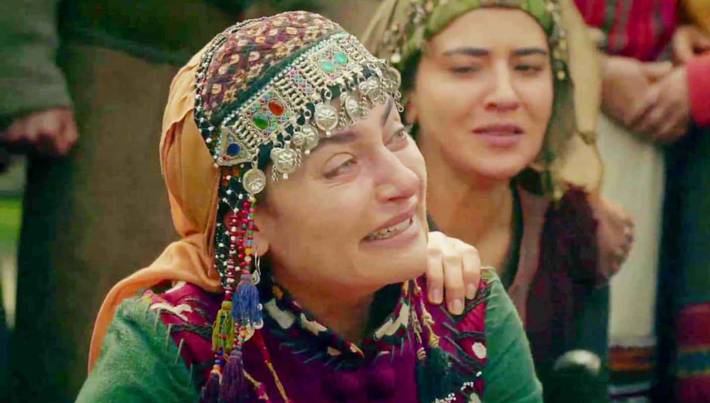 <p>
  <strong>SELCAN HATUN'UN EŞİ GÜNDOĞDU BEY NEREDE?</strong>
</p>
<p>Süleyman Şah ve Hayme Ana'nın en büyük oğludur. Süleyman Şah gibi bir baba ve Hayme Ana gibi bir anneden dünyaya geldiği için Gündoğdu da hiç şüphesiz yiğit alp idi. Bunu kardeşi Ertuğrul Gazi ile Alaaddin Keykubat’ın yardımına gittikleri Yassıçemen Meydan Muharebesi’nde göstermiştir. Bu savaş sonrasında Anadolu Selçuklu Hükümdarı 1.Alaaddin Keykubat Gündoğdu’nun kardeşi Ertuğrul Gazi’ye Hilat (Elbise-Hükümdarlık Sembolü) giydirerek kendisine Ankara yakınlarındaki Karacadağ ve çevresini vermiştir.</p>
<p>Moğol zulmünden kaçıp kendilerine yeni yurt aramak için göç eden Kayı Obası, bir yandan da ana vatanları olan Orta Asya’ya geri dönmek istiyorlardı. Obanın büyük kısmı Orta Asya’ya dönmek istiyordu. Lakin Ertuğrul Bey ve onu destekleyenler Anadolu’da kalmak istiyordu.</p>
<p>Gündoğdu ve Sungur Tekin Bey yaklaşık 1000 hane ile doğuya doğru yani Anavatan (Orta Asya)’a gitmiş, Ertuğrul Bey ve kardeşi Dündar Bey ise batıya doğru gitmişlerdir. Nihayetinde Osmanlı Devleti’nin temellerini atan Ertuğrul Bey ve 400 çadırlık bir oba olmuştur.</p>
<p>Gündoğdu ve Sungur Tekin Bey’in bu hamlesi bazı tarihçiler için büyük bir hata olarak yorumlanmıştır. Nitekim Gündoğdu Bey’in ölümü hakkında ve mezarı hakkında bir bilgi yoktur. Böylelikle tarih sahnesinden sessiz sedasız kaybolmuştur.</p>