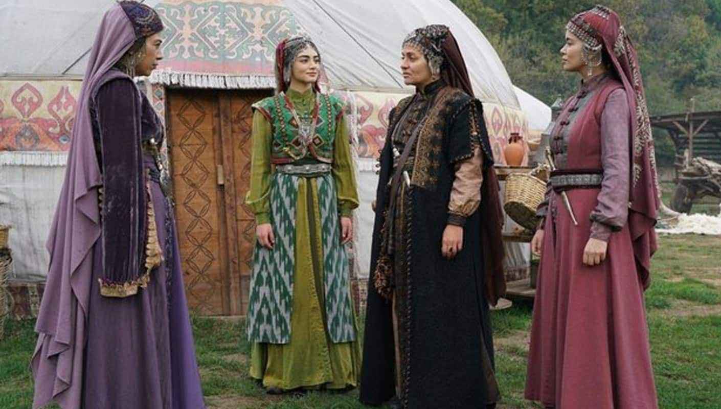 <p>Kulucahisar'ı ne pahasına olursa olsun geri alamaya karar veren Osman Bey ağabeyi Savcı Bey'in tüm itirazlarına rağmen Nikola ve Flatyos'la yüzleşmeye gider.</p>
<p>Selcan ve Aygül'ün obaya dönüşü dengeleri değiştirir.</p>