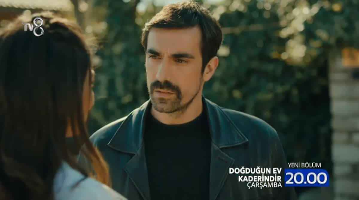 <p>
  <strong>DOĞDUĞUN EV KADERİNDİR KONUSU</strong>
</p>
<p>‘Doğduğun Ev Kaderindir’ dizisi Dr. Gülseren Budayıcıoğlu’nun çok okunan kitabı Camdaki Kız’dan esinlenerek televizyona uyarlanacak. Doğduğun Ev Kaderindir dizisinde Mehdi ve Zeynep’in zorlu aşk efsanesi izleyicisi karşısına çıkarılacak. Çocukken büyük acılar çeken Mehdi ve Zeynep zorlu bir hayat mücadelesi içindedir ve ikisinin de ruhları yıllar geçse de çocukken aldıkları yaralarla doludur. İki yaralı ruh aidiyet hissini birbirinde bulacak. İkilinin bu yolculuğunu artık yalnızca sözlüklerde bulunan aşka dair tüm kelimeleri izleyicisine yeniden anlatacaktır.</p>