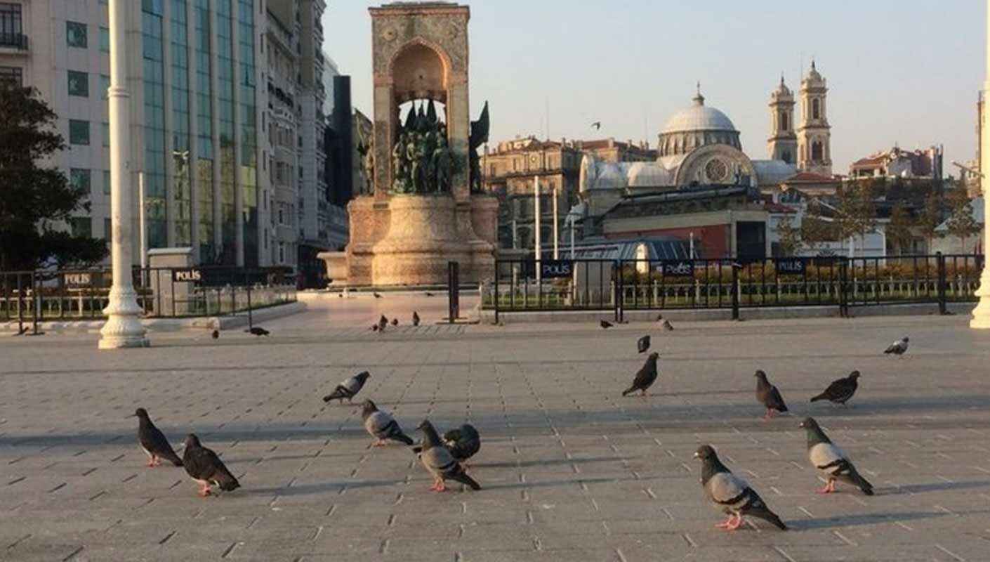 <p>İçişleri Bakanlığı yeni tip koronavirüs (Kovid-19) tedbirleri kapsamında 81 ilde sigara içme yasağı getirdi. 65 yaş üstü için sokağa çıkma yasağı son dakika açıklamaları şöyle:</p>
<p>
  <strong>İZMİR</strong>
</p>
<p> </p>
<p>İzmir'de yeni tip koronavirüs (Kovid-19) tedbirleri kapsamında sokakta sigara içmenin yasaklanmasına karar verildi.</p>
<p>
  <strong>MANİSA</strong>
</p>
<p>Manisa’da koronavirüs tedbirleri kapsamında 65 yaş ve üstündekilere 10.00-16.00 saatleri arası hariç sokağa çıkma kısıtlaması getirildi.</p>