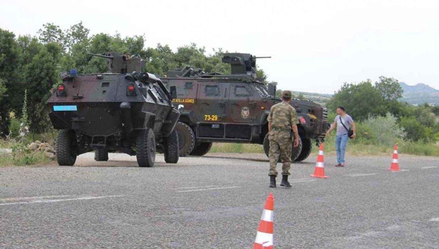 <p>
  <strong>ESKİŞEHİR</strong>
</p>
<p>Eskişehir'de 65 yaş ve üstü için belirli saatlerde kısıtlama getirildi</p>
<p>Eskişehir'de Kovid-19 tedbirleri kapsamında 65 yaş ve üstündekilerin 10.00 ile 16.00 saatleri arası dışında sokağa çıkmalarına kısıtlama getirildiği bildirildi.</p>
<p>
  <strong>GAZİANTEP</strong>
</p>
<p>Gaziantep'te 65 yaş üstüne belirli saatlerde kısıtlama getirildi</p>
<p>Gaziantep Valisi Davut Gül, sosyal medya hesabından yaptığı açıklamada, Kovid-19 vakaları içerisinde 65 yaş üzerindekilerin hastalanma oranının önceki aya göre yükselişte olduğunun tespit edildiğini belirterek "Bu durum ölüm oranlarında da görülmektedir.</p>
<p>Büyüklerimizin pazartesiden itibaren 10.00-16.00 saatleri haricinde dışarı çıkmaları yasaklanmıştır." ifadesini kullandı.</p>
<p>
  <strong>BURSA</strong>
</p>
<p>Bursa'da, yeni tip koronavirüs tedbirleri kapsamında 65 yaş ve üzeri vatandaşlara sokağa çıkma kısıtlaması getirildi.</p>
<p>"İlimizde 65 yaş ve üzeri vatandaşlarımızın her gün 10.00-16.00 saatlerinde sosyal mesafe kuralına riayet etmek ve maske takmak kaydıyla dışarı çıkabilmelerine, bu saatler dışında kalan saatlerde sokağa çıkmalarının yasaklanmasına karar verilmiştir." ifadesi kullanıldı.</p>