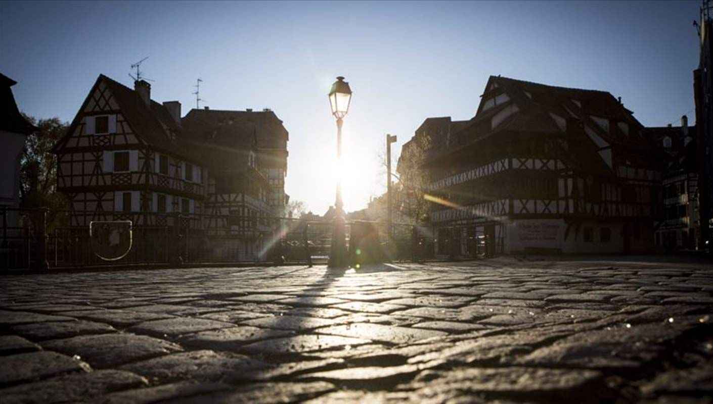 <p>
  <strong>KÜTAHYA</strong>
</p>
<p>Kütahya'da, yeni tip koronavirüs (Kovid-19) tedbirleri kapsamında 65 yaş ve üzeri vatandaşlara sokağa çıkma kısıtlaması getirildi.</p>
<p>
  <strong>KAHRAMANMARAŞ</strong>
</p>
<p>Kahramanmaraş'ta 65 yaş üstü vatandaşların pazar yerine girişleri kısıtlandı</p>
<p>Kahramanmaraş'ta yeni tip koronavirüs (Kovid-19) tedbirleri kapsamında 65 yaş üstü vatandaşların belli saatlerde pazar yerine girişlerine kısıtlama getirildi.</p>
<p>
  <strong>BALIKESİR</strong>
</p>
<p>BALIKESİR Hıfzıssıhha Kurulu'nca kentte artan koronavirüs vakalarına karşı yeni kararlar alındı. Kararlara göre; sokaklarda sigara içilmesi yasaklandı, 65 yaş ve üzerindeki vatandaşların da saat 14.00'den sonra pazar yerleri ve toplu taşıma araçlarını kullanmasına kısıtlama getirildi.</p>