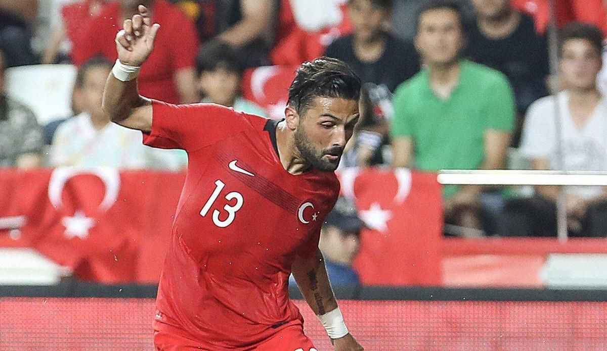 <p>
  <strong>İLK YARININ ÖNEMLİ ANLARI...</strong>
</p>
<p><strong>GOL: </strong>22. dakikada Hırvatistan ceza sahası içerisinde Cenk Tosun, Vida'dan sıyrılmak isterken yerde kaldı. Maçın hakemi Slavko Vincic, penaltı noktasını gösterdi. 23'üncü dakikada penaltıyı kullanan Cenk Tosun, meşin yuvarlağı ve kaleciyi ayrı köşelere gönderdi: 1-0</p>
<p><strong>GOL: </strong>32. dakikada Hırvatistan beraberliği yakaladı. Savunmadaki Mert Çetin'in kaptırdığı topla Türkiye ceza sahasına giren Budimir, aşırtma bir vuruşla topu ağlara yolladı: 1-1</p>
<p><strong>GOL: </strong>40. dakikada Türkiye bir kez daha öne geçti. Caner Erkin'in uzun pasında savunmanın arkasına sarkan Deniz Türüç, ceza sahasına girdi. Deniz'in sol çaprazdan yerden vuruşunda, meşin yuvarlak filelere gitti: 2-1</p>
<p>44. dakikada Hırvatistan'ın gelişen atağında Rog, Türkiye ceza sahasına yükseltilen topu göğsüyle indirdi. Rog'un indirdiği topa Budimir gelişine sert vurdu, meşin yuvarlak az farkla yandan auta çıktı.</p>
<p>Karşılaşmanın ilk yarısı, ay-yıldızlı ekibin 2-1 üstünlüğüyle sona erdi. </p>
<p>
  <strong>İKİNC YARININ ÖNEMLİ ANLARI...</strong>
</p>
<p><strong>GOL</strong>: 53. dakikada Hırvatistan bir kez daha beraberliği yakaladı. Sağ kanattan Brekalo'nun altıpas içine yerden sert gönderdiği topa savunma müdahale edemedi. Ters tarafta boşta kalan Pasalic, düzgün bir vuruşla meşin yuvarlağı ağlara gönderdi: 2-2</p>
<p><strong>GOL: </strong>56. dakikada konuk ekip öne geçti. Sol kanattan gelişen atakta Orsic'in altıpas önüne yaptığı ortada, boş pozisyondaki Brekalo kafayla topu filelerle buluşturdu: 2-3</p>
<p><strong>GOL: </strong>58. dakikada Türkiye beraberlik golünü attı. Cenk Tosun'un şık topuk pasıyla Hırvatistan ceza sahası ön çizgisi üzerinde topla buluşan Cengiz Ünder, ayak içiyle yaptığı vuruşla fileleri havalandırdı: 3-3</p>
<p>Karşılaşma, 3-3 sona erdi. </p>
<p><strong>Stat: </strong>Vodafone Park</p>
<p><strong>Hakemler:</strong> Slavko Vincic, Grega Kordez, Andraz Kovacic (Slovenya)</p>