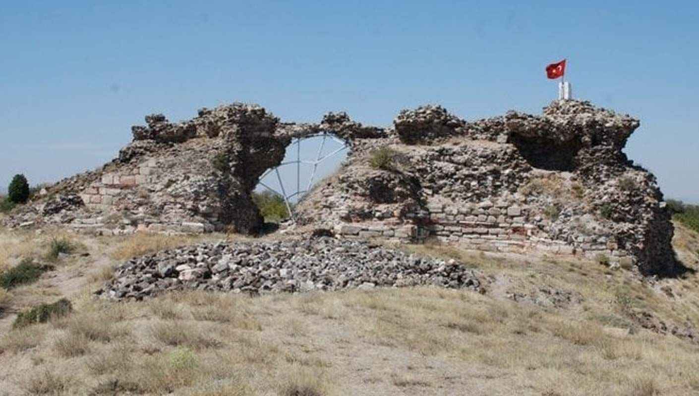 <p>Televizyon ekranlarının en fazla takip edilen dizilerinden Kuruluş Osman, Çarşamba akşamı 33. bölümüyle izleyicisi ile buluştu. Yeni sezona yeni isimlerle giren Kuruluş Osman sevenler dizide geçen yerleri araştırmaya devam ediyor. Osman Bey fethettiği Kulucahisar Kalesi’nin nerede olduğu, araştırılıyor. Kulucahisar Kalesi gerçek mi, Kulucahisar Kalesi nerede, hangi şehirde, haritada yeri gibi detayları sorguluyor. Peki, Kulucahisar kalesi nerede? Kuruluş Osman Kulucahisar (Karacahisar) Kalesi hangi şehirde? İşte ayrıntılar…</p>