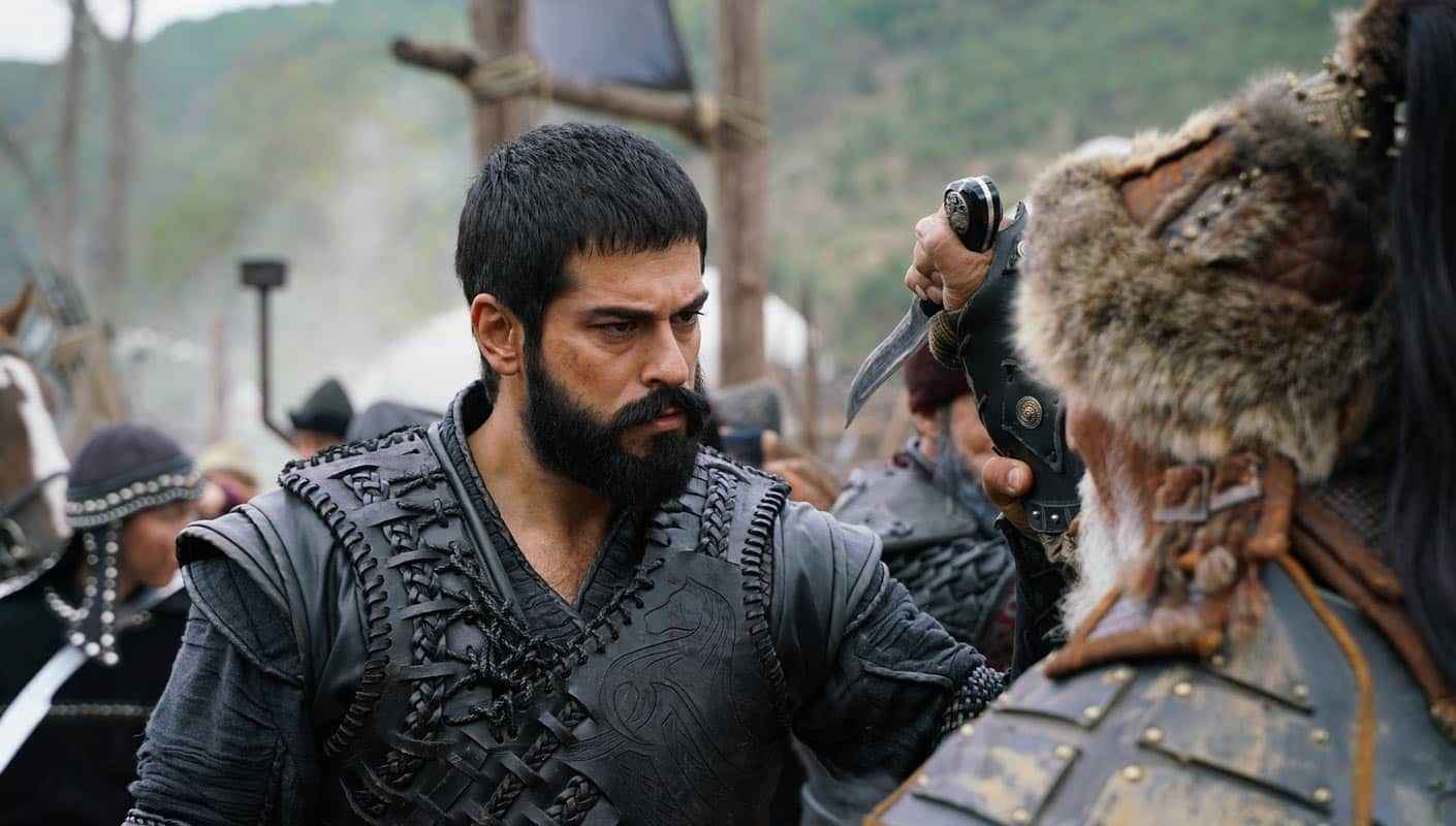 <p>Osman Bey, İnegöl Fethi ve Bizans Tekfuru’nu bölgeden dışarı atmak için Kulucahisar Kalesi’ni almak istiyordu. Osman Bey dünyaca ünlü bir konuşmasını Kulucahisar Kalesi’ni almadan önce yaptı.</p>
<p>
  <strong>Osman Bey'in konuşması şöyleydi:</strong>
</p>
<p>Yiğitlerim, alplerim, beylerim, gayemiz İslam sancağını Rum diyarında dalgalandırmaktır. Şerefle bize bahşedilen görev için, Allah için, şehadet bizim yoldaşımızdır. Biz Kayılar ölümden değil gafletten korkarız. Birliği düşman değil hainler bozar. Emmim Dündar yaşlıdır obada durması münasiptir. Bu yüzden gönderilmiştir. Düştüğümüz pusunun mümessileri imdi yine hainlikleriyle kefereye pusu attırmıştır. Öyle bizleri yok etmek bu diyardan silmek için dört gözle beklerler. Bundan keyri içimizde ayrılık olmayacak. Birliğimize zeval getiren, gazamızda ikilik çıkaran her kim olursa olsun puzatımdan nasibini alır, kara toprakla tanış olur. İmdi sefer vaktidir. İstikametimiz keferinin askersiz bıraktığı Kulucahisar Kalesi'dir. Gazamız Mübarek olsun.</p>