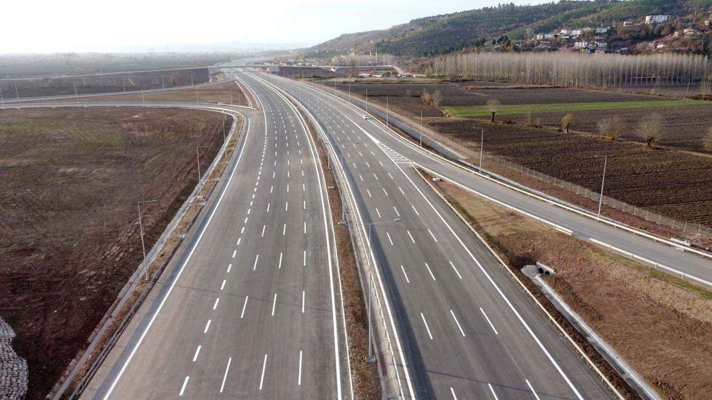 <p>Gidiş geliş 4'er şeritli kara yolu olarak tasarlanan proje, aynı zamanda dünyanın en geniş otoyol tünellerini bünyesinde barındırıyor. Kurtköy-Akyazı kesiminde yer alan 4 bin 325 metre uzunluğundaki T-2 Tüneli ise Türkiye'nin en uzun otoyol tüneli. </p>