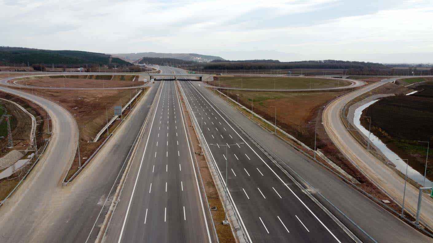 <p>Projenin en yoğun döneminde 17 bin kişilik istihdam sağlanırken, çeşitli kademelerde 8 bin 700 kişi çalışmaya devam ediyor. Otoyol bünyesinde bulunan yüksek teknoloji ürünü akıllı ulaşım sistemleri sayesinde tüm güzergah 24 saat kesintisiz izlenebiliyor ve muhtemel olaylara müdahale edilebiliyor.</p>