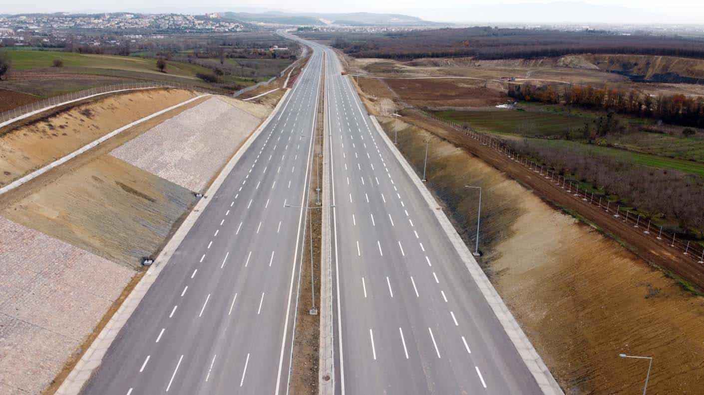 <p>Otoyolun Kınalı-Yassıören (Kesim-1) kesimi 8 Mart 2020'de, Yassıören-Odayeri (Kesim-2) kesimi 13 Kasım 2018'de, Odayeri-Kurtköy (Kesim-3) kesimi 26 Ağustos 2016'da, Kurtköy-Liman (Kesim-4) kesimi 19 Mart 2019'da ve Liman-İzmit (Kesim-5) kesimi 19 Eylül 2020'de hizmete girdi. </p>