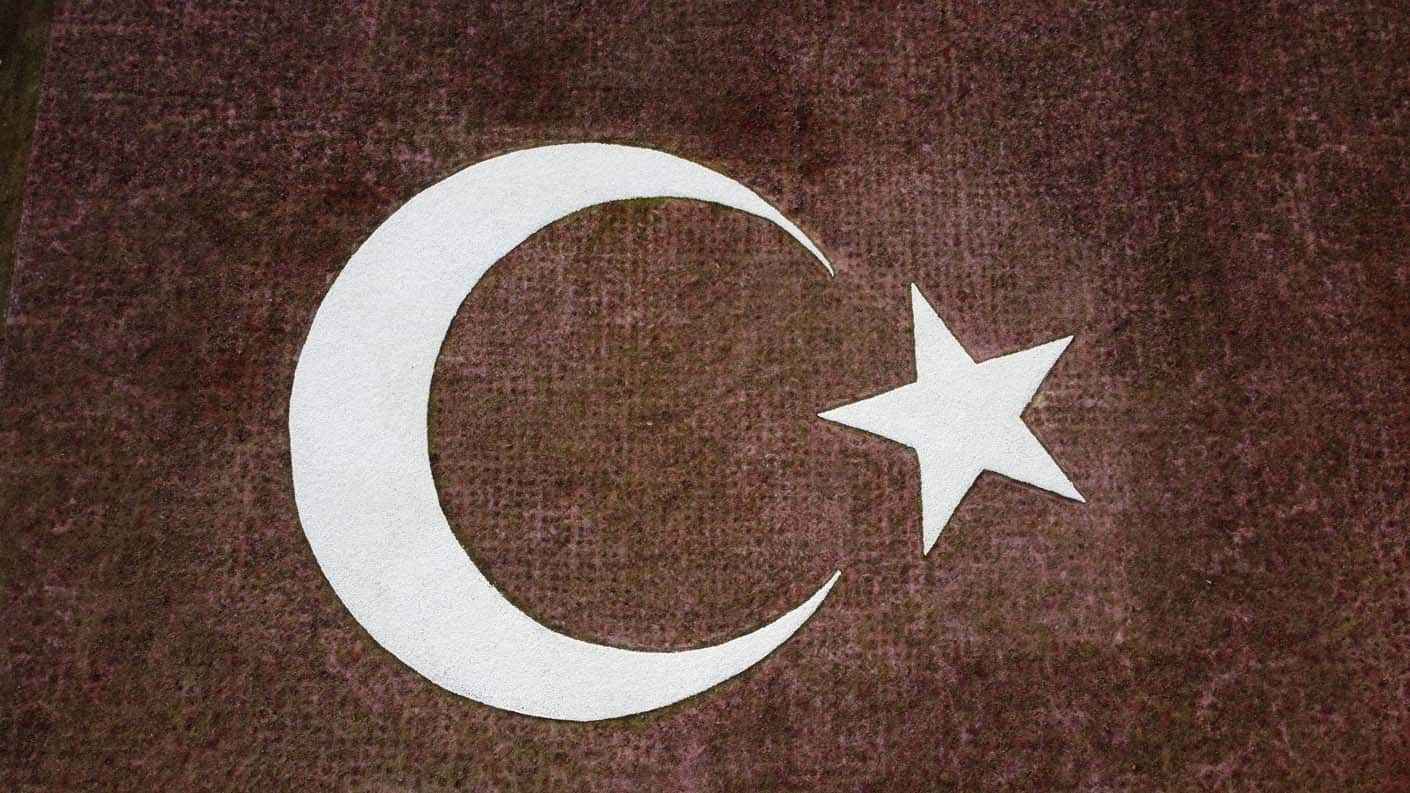 <p>Otoyolda yer alan 4'er şeritli 10 çift tüp tünel, Avrupa'nın en geniş kesitli tünelleri olarak ön plana çıkıyor. Proje bünyesinde yer alan ve toplam uzunlukları çift yönde 56 kilometreyi aşan 69 viyadük, çeşitli yapım teknikleri kullanılarak inşa edildi. Söz konusu viyadüklerin inşası sırasında konvansiyonel metotlar haricinde itme-sürme, hareketli iskele sistemi ve dengeli konsol gibi metotlar kullanıldı.</p>