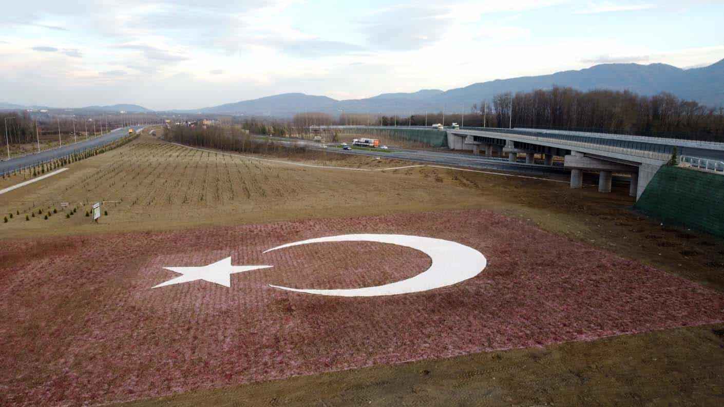 <p>Gebze bölgesinde inşa edilen V07 (İsmail Sekban) viyadüğü de 131 metrelik ayak yüksekliğiyle ülkenin en yüksek ayaklı viyadükleri arasında bulunuyor. </p>