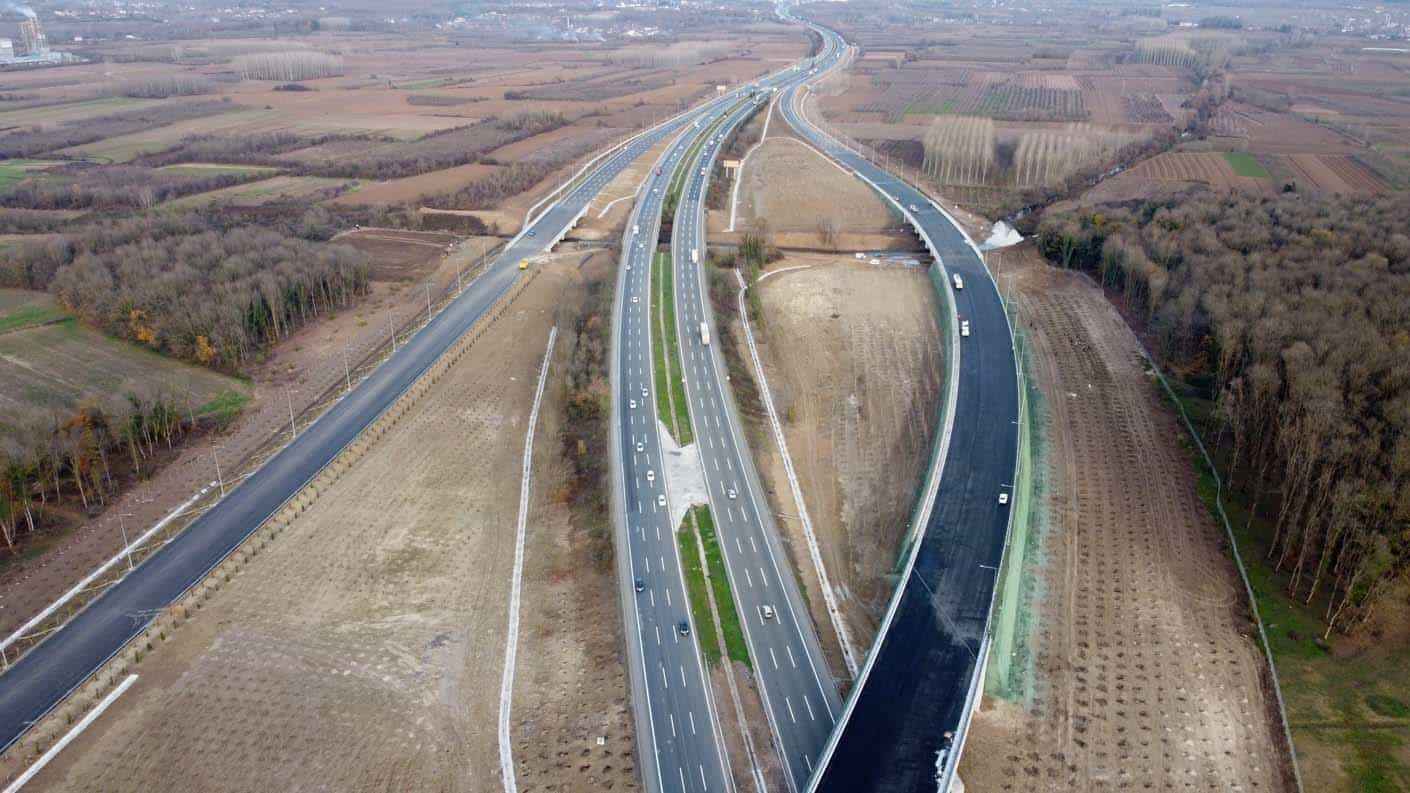 <p>Kıtalar arası geçit konumundaki İstanbul'un, yeni bir otoyol ağı ile mevcut sistemin yükünü hafifletmeyi hedefleyen Kuzey Marmara Otoyolu'nun Odayeri-Paşaköy kesiminde çalışmalara 2013 yılı mayıs ayında, Kınalı-Odayeri ve Kurtköy-Akyazı kesimlerinde ise 2016 yılı temmuz ayında başlandı. </p>