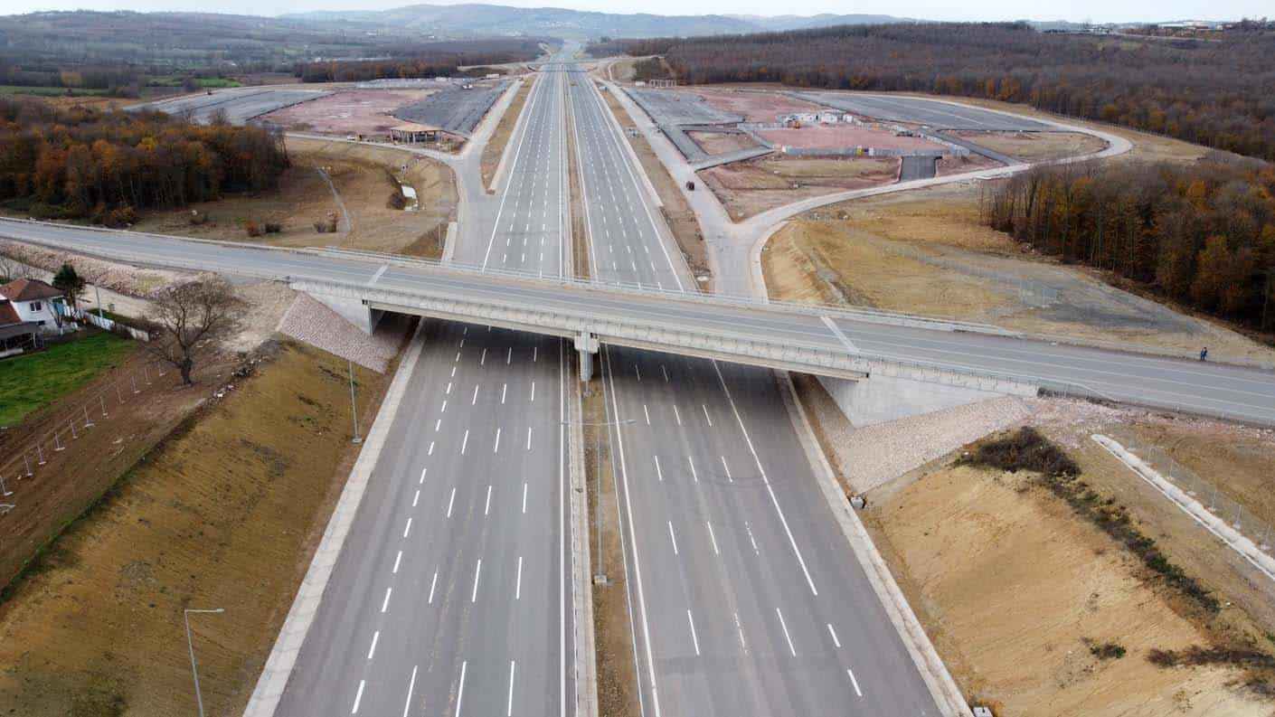 <p>Toplam uzunluğu 398,4 kilometreyi bulan projenin tamamında, yaklaşık 12,4 milyon ton sıcak asfalt serildi, 18,8 milyon ton soğuk karışım imalatı yapıldı, 11,5 milyon metreküp beton kullanıldı. </p>