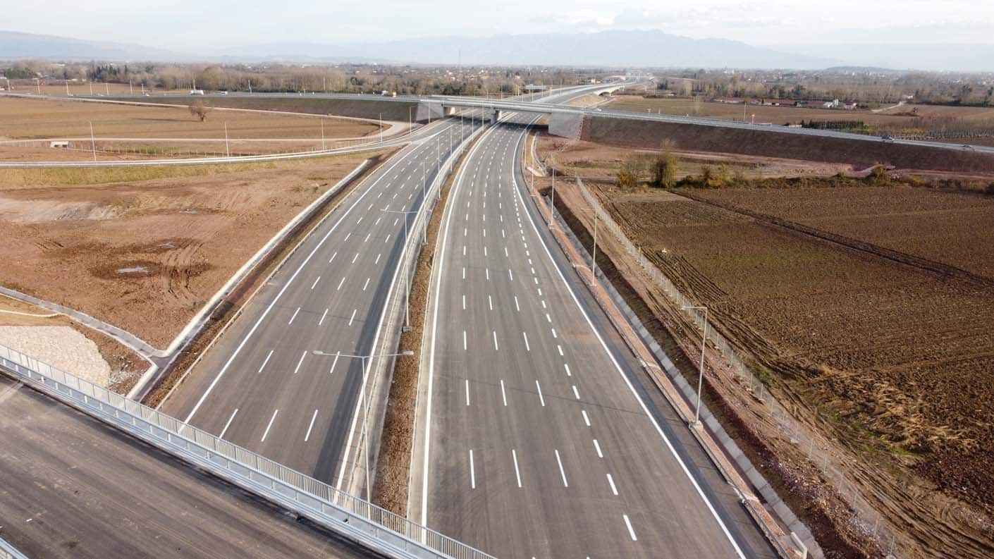 <p>Otoyolun Kınalı-Odayeri kesiminde 3 tünel, 14 viyadük, 96 köprü (alt geçit ve üst geçit), 118 menfez; Kurtköy-Akyazı kesiminde 5 tünel, 16 viyadük, 192 köprü (alt geçit ve üst geçit) ve 431 menfez; Odayeri-Paşaköy kesiminde 2 tünel, 39 viyadük, 121 köprü (alt geçit ve üst geçit) ile 269 menfez olmak üzere tamamında 35 bin 23 metrelik 10 tünel, 56 bin 69 metrelik 69 viyadük, 409 köprü ve 818 menfez yer alıyor. </p>