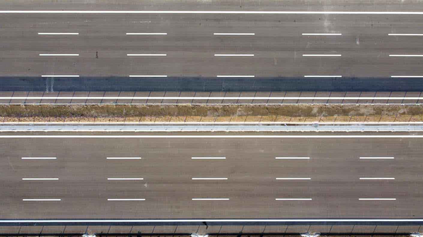 <p>İstanbul'un Kınalı mevkisinden başlayıp, Sakarya'nın Akyazı ilçesi yakınlarında son bulan proje, Türkiye'nin en büyük ulaştırma yatırımlarından biri olarak dikkati çekerken, şehir içinde ve mevcut boğaz köprülerindeki trafik yoğunluğunu azaltarak araçların şehir içi trafiğine girmeden kontrollü, yüksek standartlı, kesintisiz, emniyetli ve konforlu bir şekilde transit geçişinin sağlanması amacıyla uygulandı.</p>