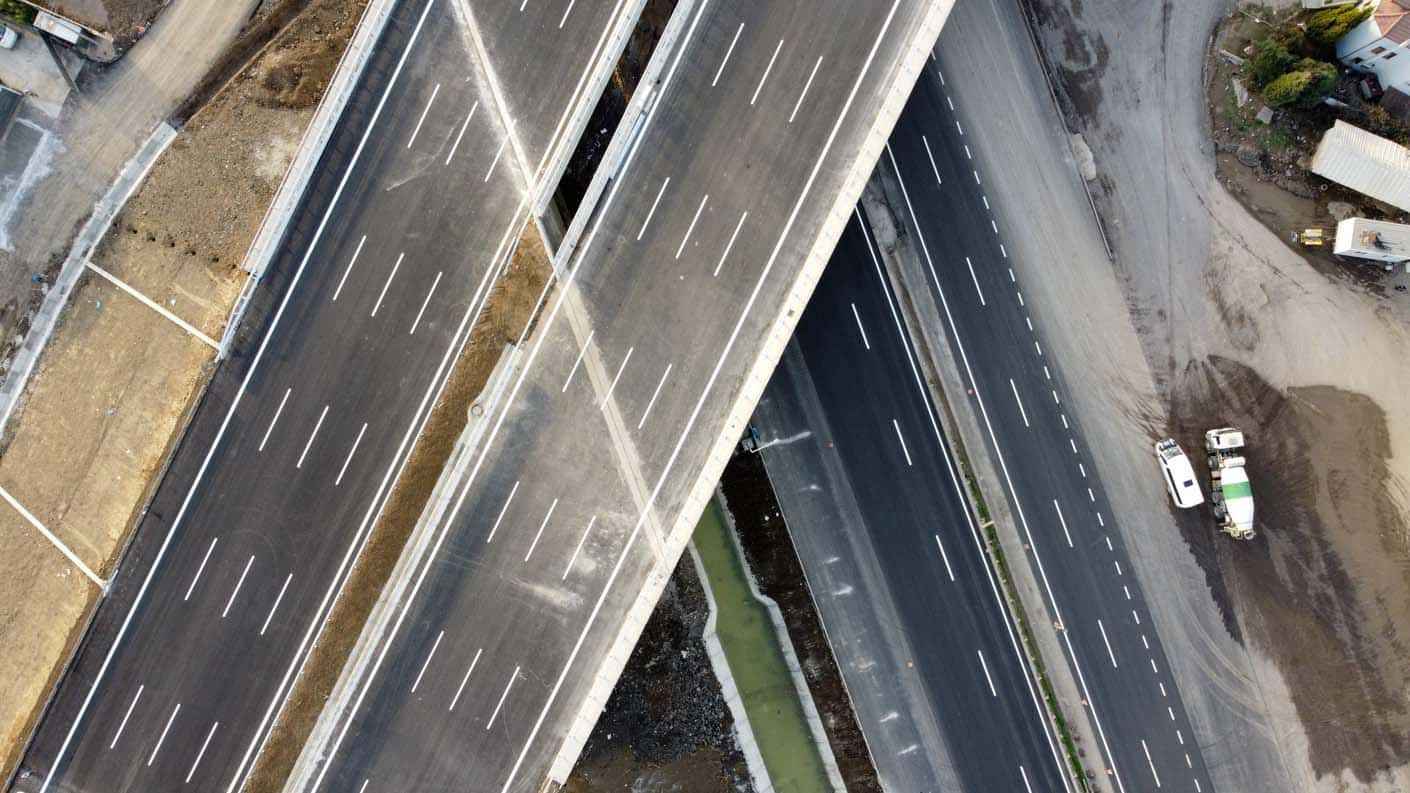 <p>Kuzey Marmara Otoyolu, dünyanın en büyük havalimanlarından İstanbul Havalimanı'na ulaşan en önemli kara yolu konumunda bulunuyor. </p>